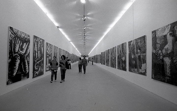 Público visita o corredor A Grande Tela durante a 18ª Bienal. ©Arquivo Bienal