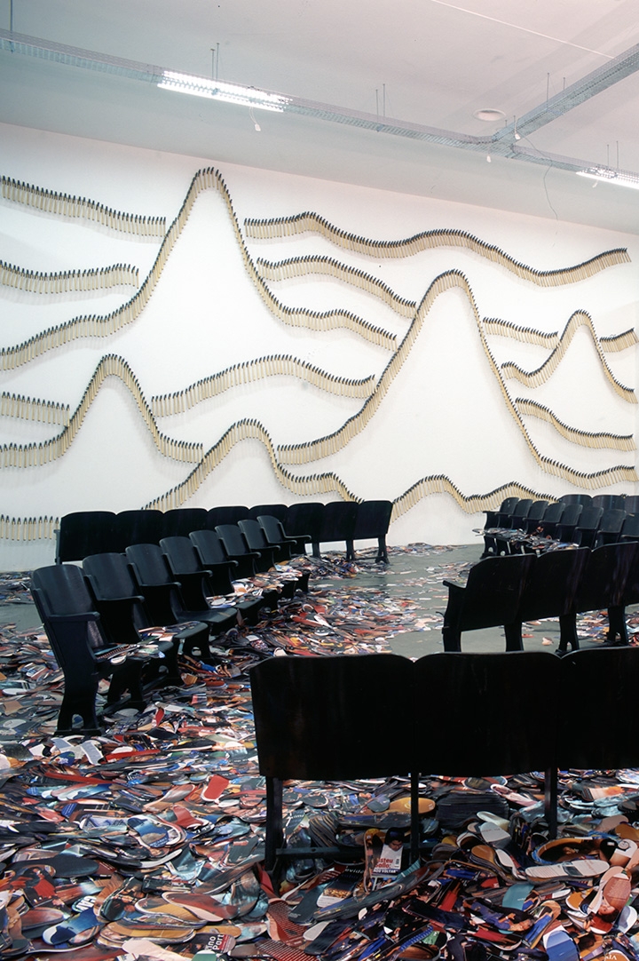 Sala com obras de José Damasceno durante a 25ª Bienal. ©Arquivo Bienal