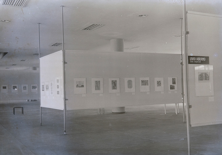 Vista parcial de sala da 6ª Bienal, com obras de Livio Abramo em destaque. ©Arquivo Bienal